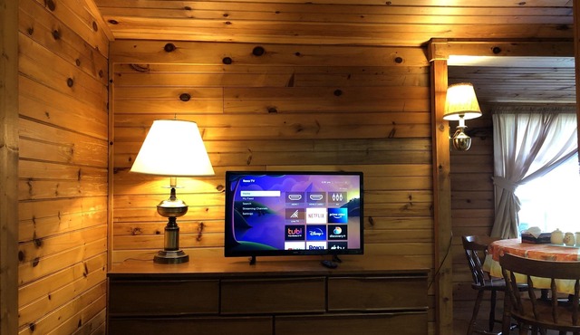 Cozy Waterfront One-bedroom Cottage w/Fibe WiFi