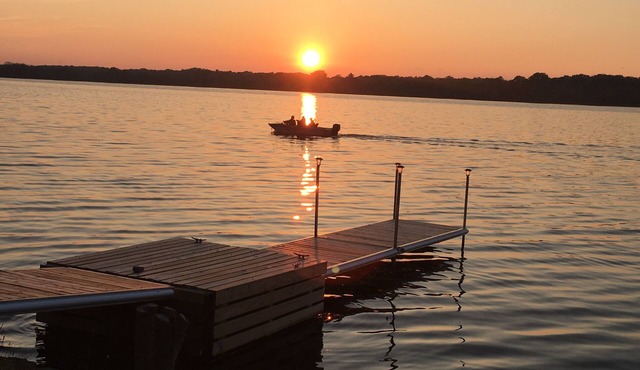 Cozy Waterfront Place living. Private boat launch ramp and nice dock