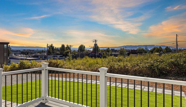 Cozy Waterfront Stay – 2BR Just Minutes from Local Eats & Marina Life