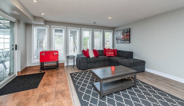 Cozy Waterfront Unit 5 min to Casino, great for Ice Fishing