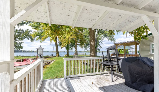 Cozy Waterfront Cottage on Indian Lake with Boat Slip