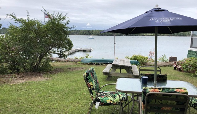 Cozy Waterfront Victorian Cottage (pet friendly)