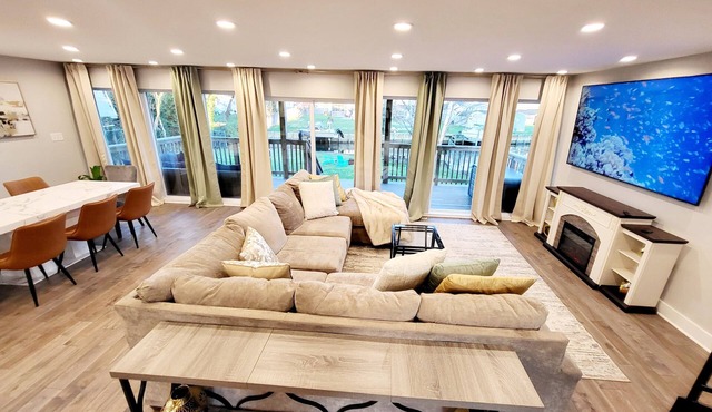 Cozy Waterfront Villa with Hot Tub/fitness/theater & game room, WiFi in Dundalk