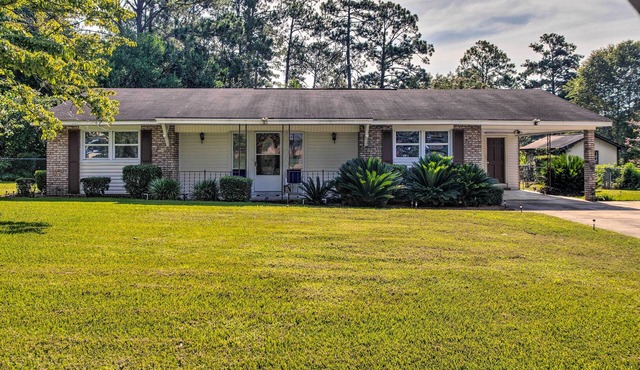 Cozy Waycross House w/Yard & Screened Patio!