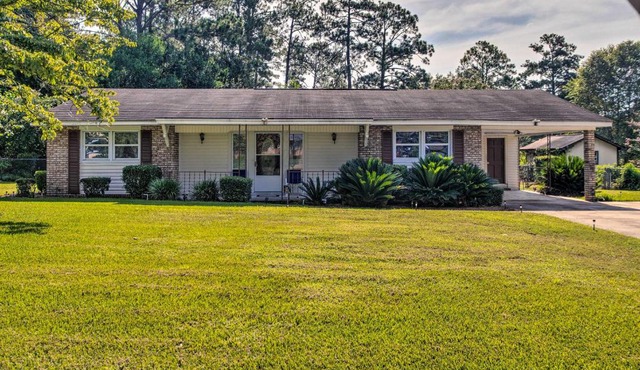 Cozy Waycross House with Yard and Screened Patio!