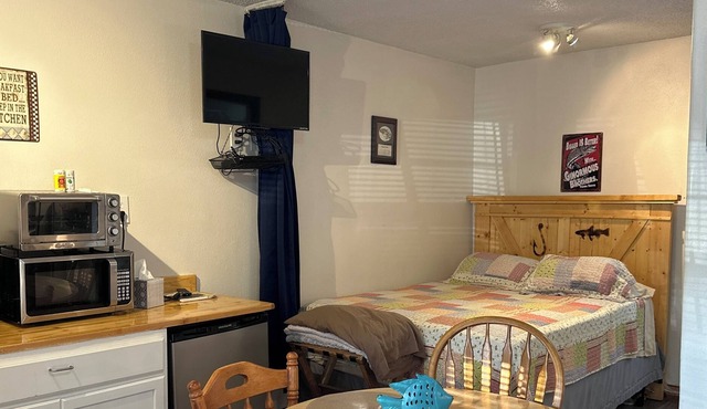 Cozy weekend get-a-way cabin within walking distance from State park.