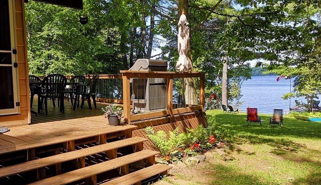 Cozy Weekenders Lakefront Cottage with Hot tub (fishing boat rental available)