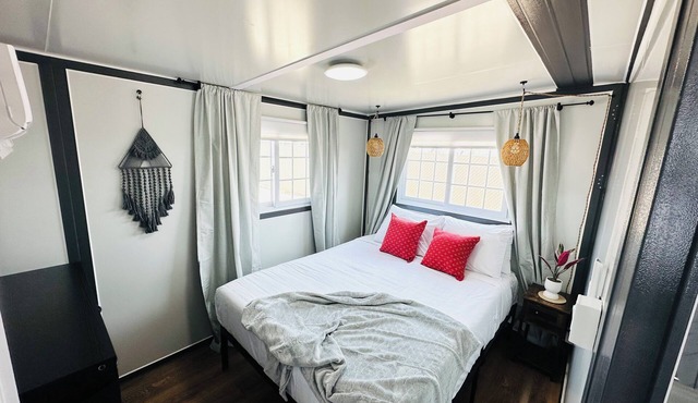 Cozy, Welcoming 2 Bedroom BoxHouse in Pecos: Queen Bed, and Full Bed