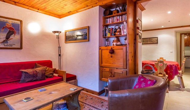 Cozy, Well-Equipped Apartment Near the Slopes & Aquasport Centre in Val d'Isère