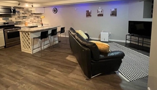 Cozy Well Maintained Bronzeville 2 Bed 1 bath Condo! 5 min to U of C