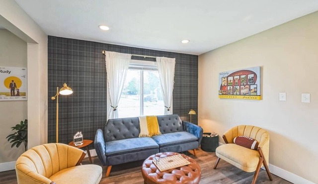 Cozy & well stocked 2-bedroom house sleeps 6 in South Bend, Walk to Notre Dame