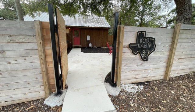 Cozy, west Austin cabin near Lake Austin, & within 15 miles of downtown
