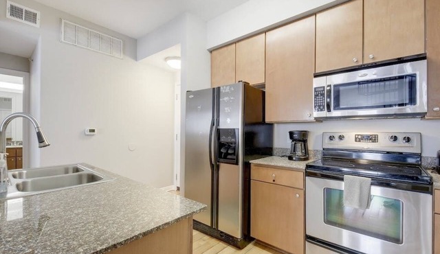 Cozy West Campus Condo with City Views in Heart of Austin