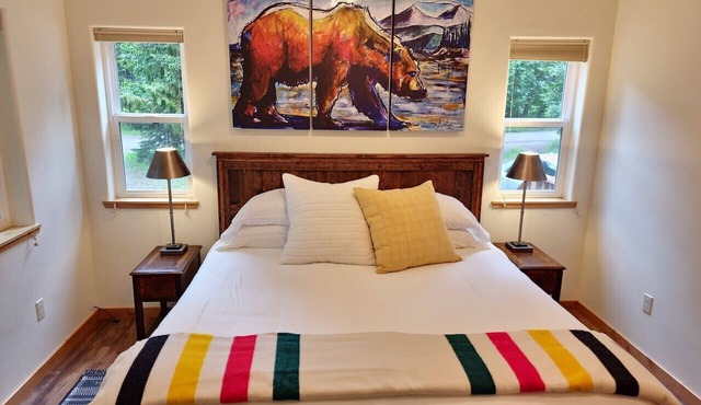 Cozy West Glacier Cabin*1.5 Mile GNP* 5-Star Host