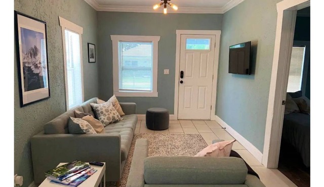 Cozy West Tampa cottage 2 miles from RAY J!