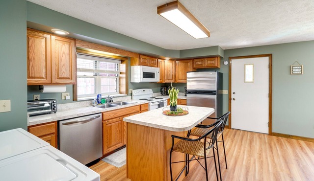 Cozy West Virginia Home ~ 13 Mi to Kanawha River