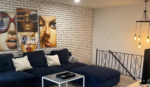 Cozy Westend 4 queen beds, clean, quiet with a walk out basement