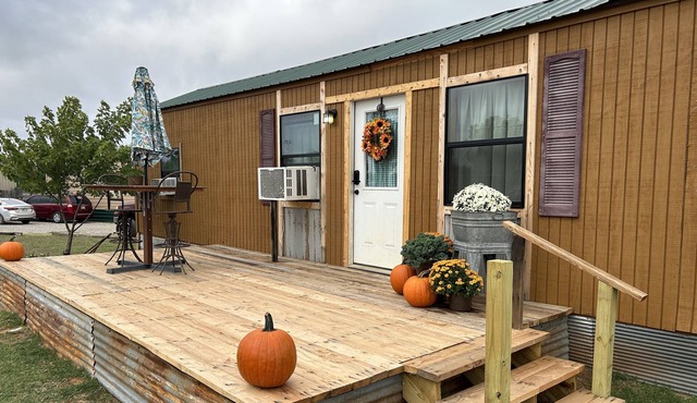 Cozy western cabin but close to the city.