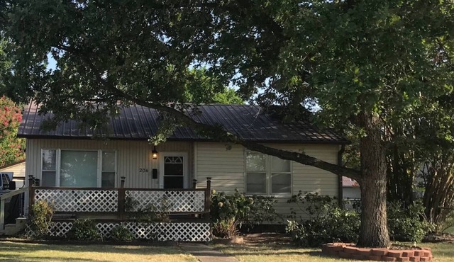 Cozy western cabin cottage with tons of entertaining space by marina in Eufaula!