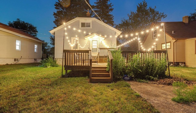 Cozy Westmont Home: Walk to Metra Station!