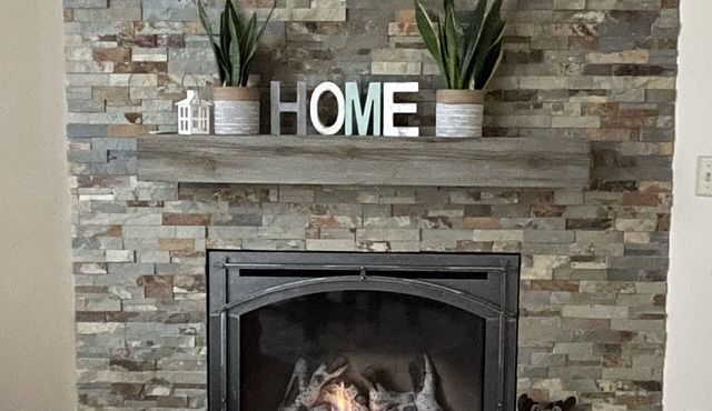 Cozy White Mountain Townhouse/Fireplace Sleep 6/Near Loon