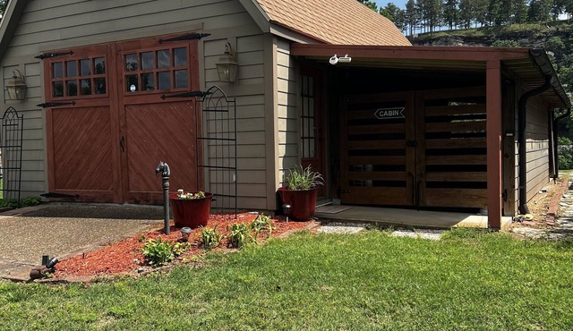 Cozy White River Cabin, perfect for a couple's getaway or fishing trip!