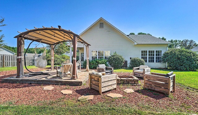 Cozy Wilmington Bungalow ~ 6 Mi to Beaches!