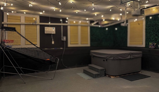 Cozy Winter Escape - Hot Tub, Game Room, Fireplace, Sleeps 6