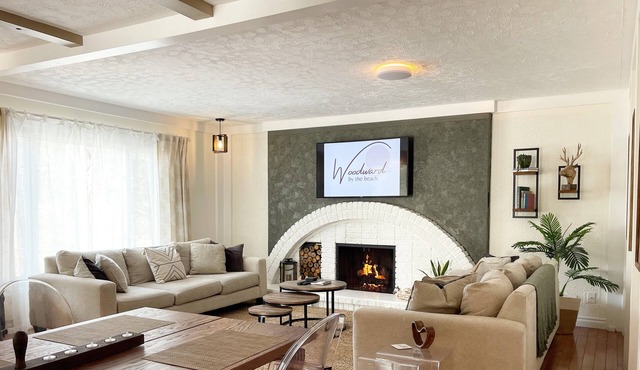 Cozy Winter Escape - Ski, Hike & Chill by the fire