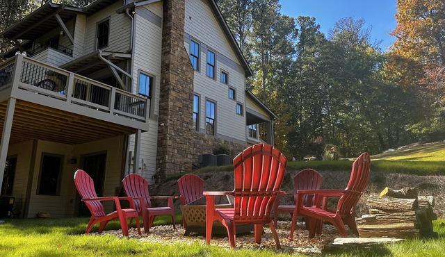 Cozy Winter Getaway! 5 minutes to Snow Park and Ice Skating! Fire Pit! 5 Bdrms!