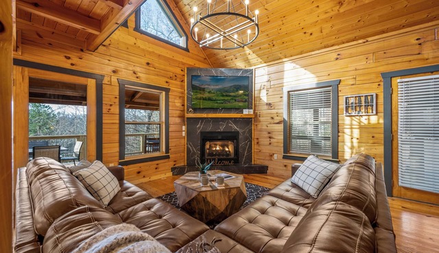 Cozy Winter Getaway Cabin Hot tub, wifi, grill, deck, 15 mins to Dollywood