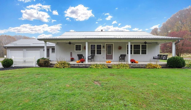Cozy winter vibes, hot tub, pool table, close to caves, in Hocking Hills.