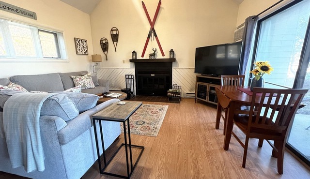 Cozy Wintergreen Retreat- Clean, Updated & Convenient, King Bed, Non-Smoking