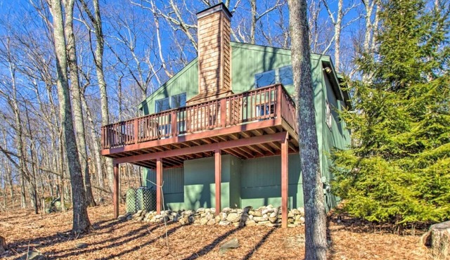 Cozy Wintergreen Ski Chalet -hot tub-Walk to slopes & family friendly!