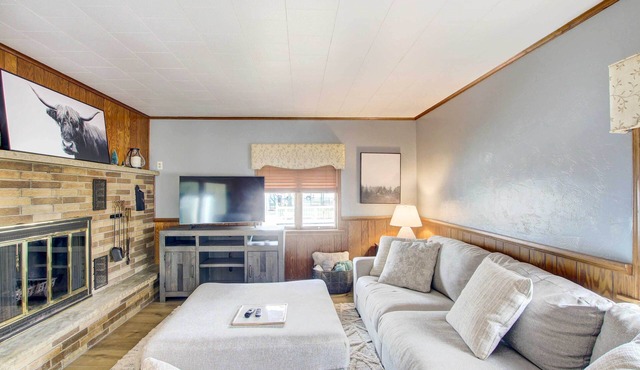 Cozy Wisconsin Abode: Walk to Lake Michigan!