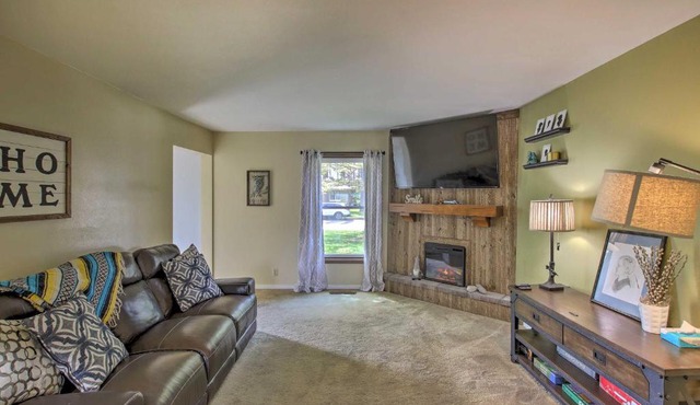 Cozy Wisconsin Springs Home Less Than 2 Mi to Dtwn!