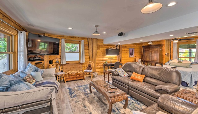 Cozy Wisconsin Studio, 11 Mi to Lake Geneva!
