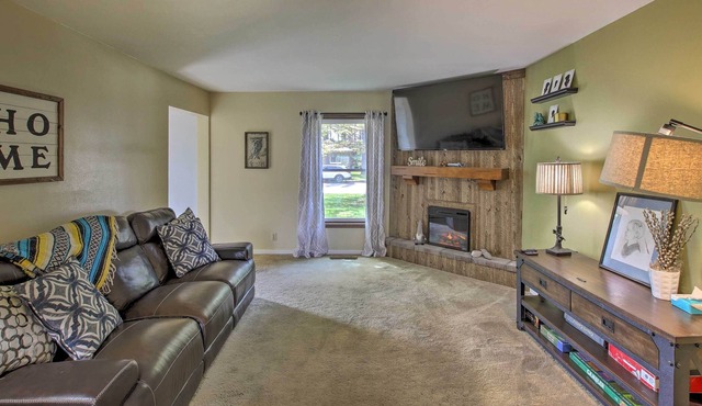 Cozy Wisconsin Springs Home < 2 Mi to Dtwn!