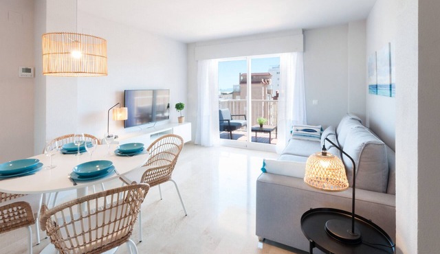 Cozy with mediterranean style, a few meters from the beach. A/C and free wifi. Terrace with sea views - only families