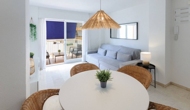 Cozy with mediterranean style, a few meters from the beach. A/C and free wifi. Terrace with sea views - only families