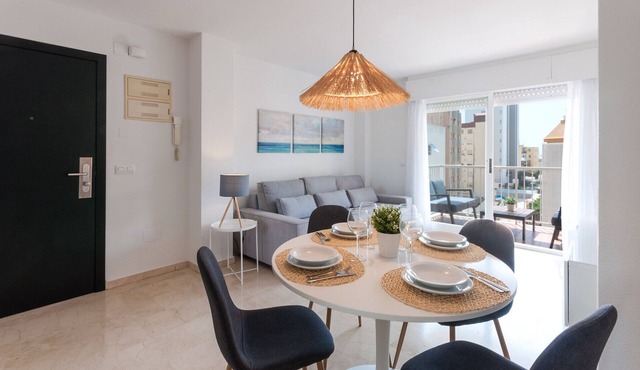 Cozy with mediterranean style, a few meters from the beach. A/C and free wifi. Terrace with sea views - only families