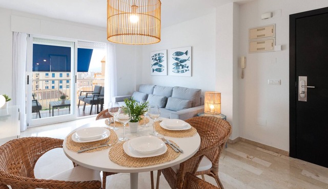 Cozy with mediterranean style, a few meters from the beach. A/C and free wifi. Terrace with sea views - only families