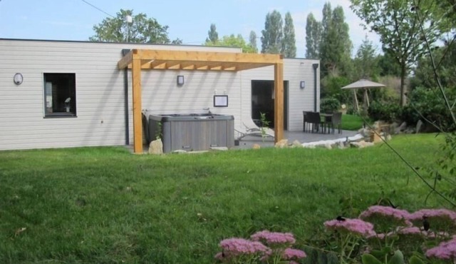 Cozy Wood Cottage with Spa, Garden, and Bikes - Near Nantes