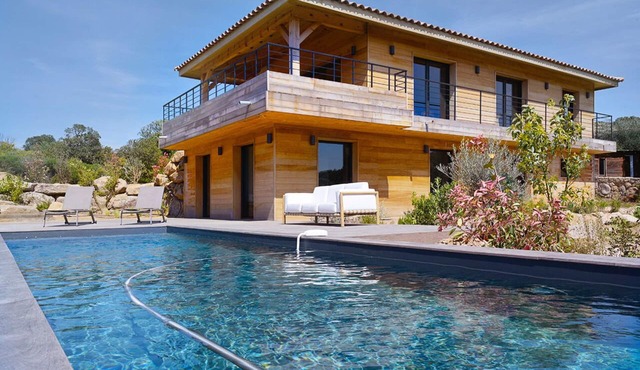 Cozy wooden villa, with pool, sea view, close to beaches
