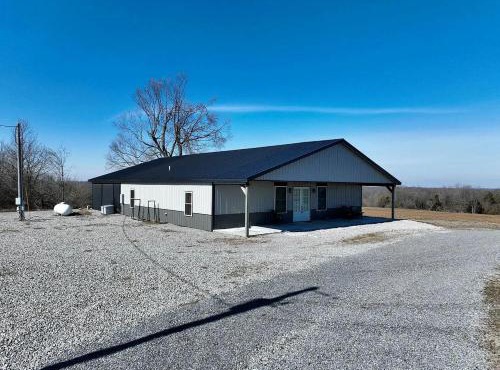 Cozy Wood-Interior Lodge with Screened Patio, Fire-Pit Table, Grill & Fast WiFi in Goreville, Illinois