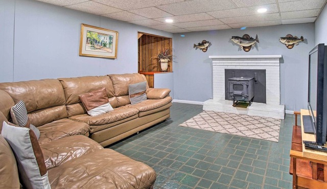 Cozy Woodbridge Home w/ Fire Pit & Deck