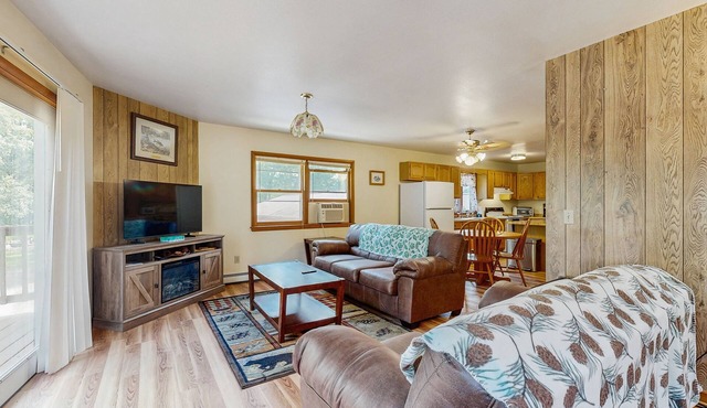 Cozy wooded duplex w/WiFi, full kitchen, shared W/D & near lakes & trails