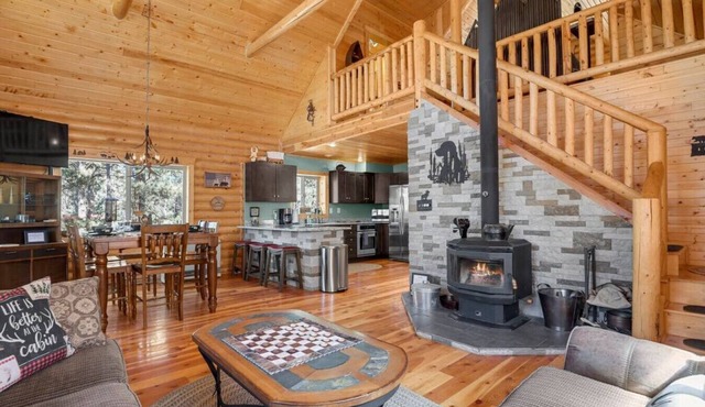 Cozy Wooded Log Cabin | Hot Tub | Wood Stove | Games