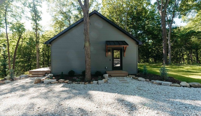 Cozy wooded retreat just minutes from town