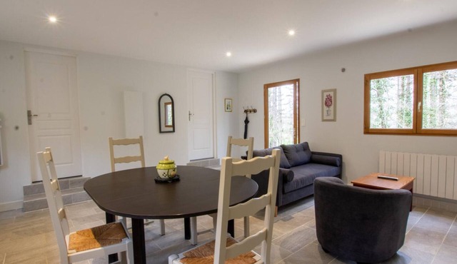 Cozy wooden chalet with Wifi, shared pool, 1 km from St Pompont